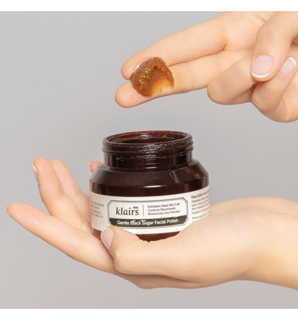 Milde gezichtsscrub met zwarte suiker